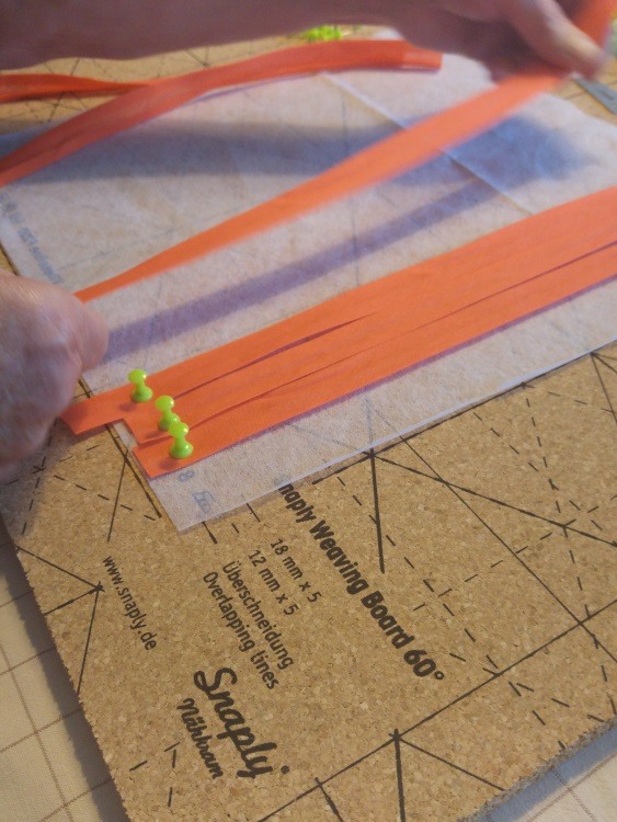 Kettfäden werden mit Schrägband auf das Fabric Weaving Board gepinnt