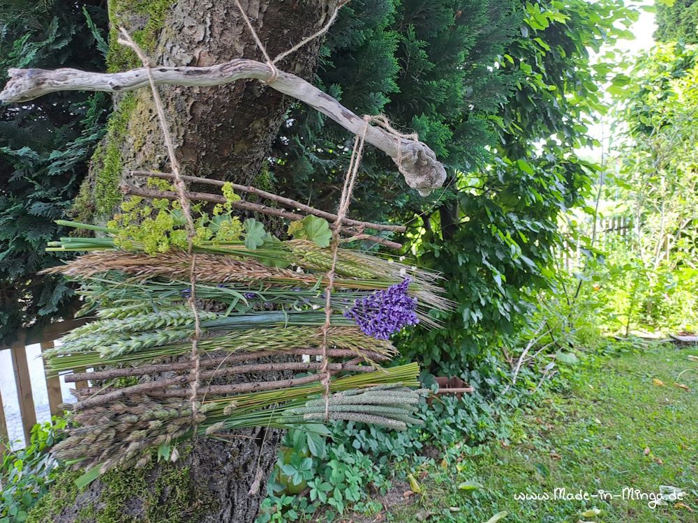 fertige Hängedeko im Garten